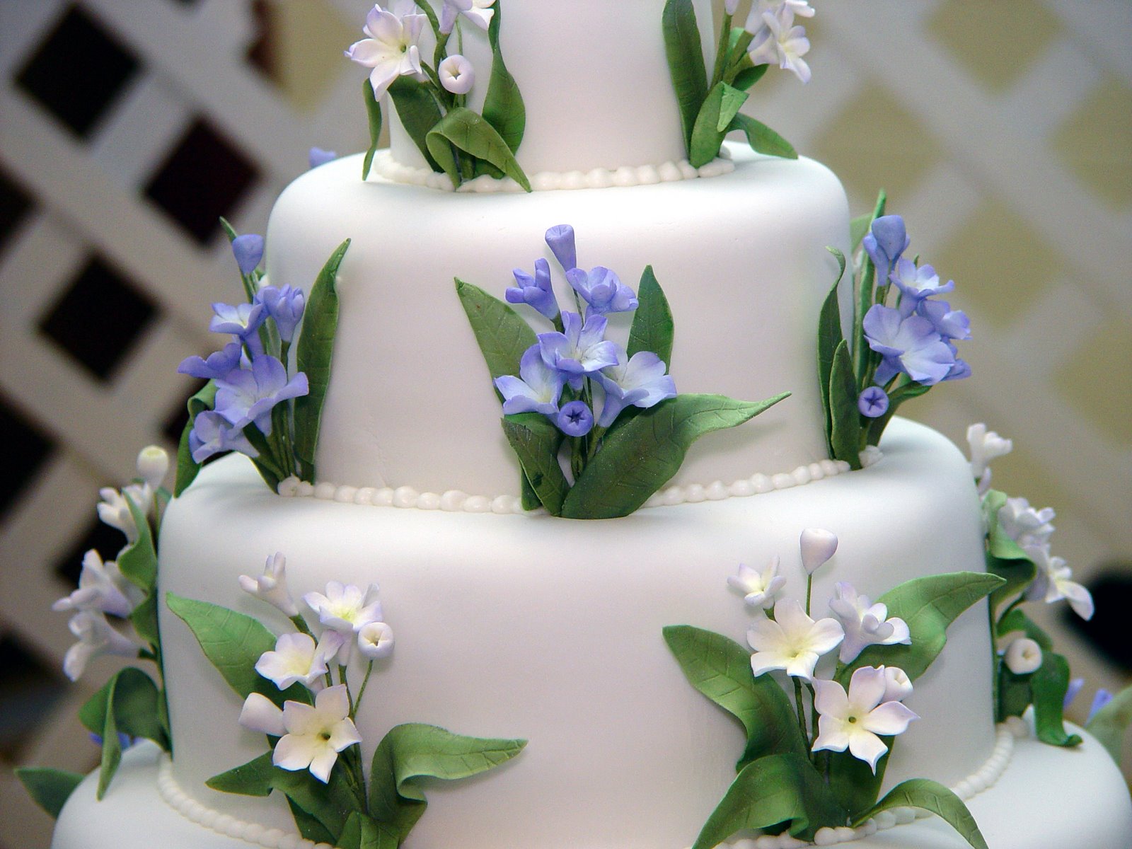 “Simplicity is the keynote of all true elegance.” : Cake Decoration